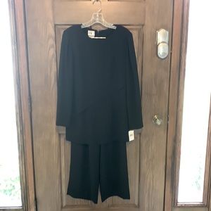 Ladies 2 piece dressy pantsuit, size 6.